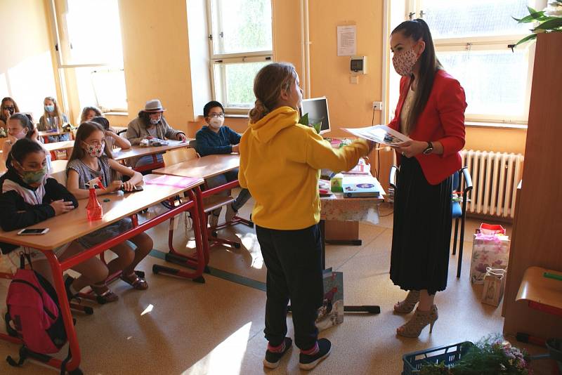 Na základní škole Štítného v Jindřichově Hradci končili žáci docházku kvůli rekonstrukci školy dříve. Od 23. června mají ředitelské volno.