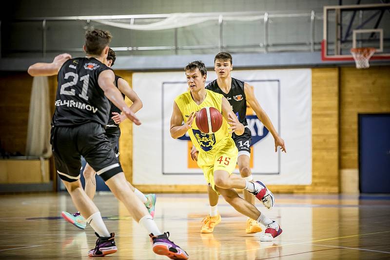 Basketbalisté GBA Lions Jindřichův Hradec (ve žlutém) ve třetím kole I. ligy deklasovali Pelhřimov 102:60.