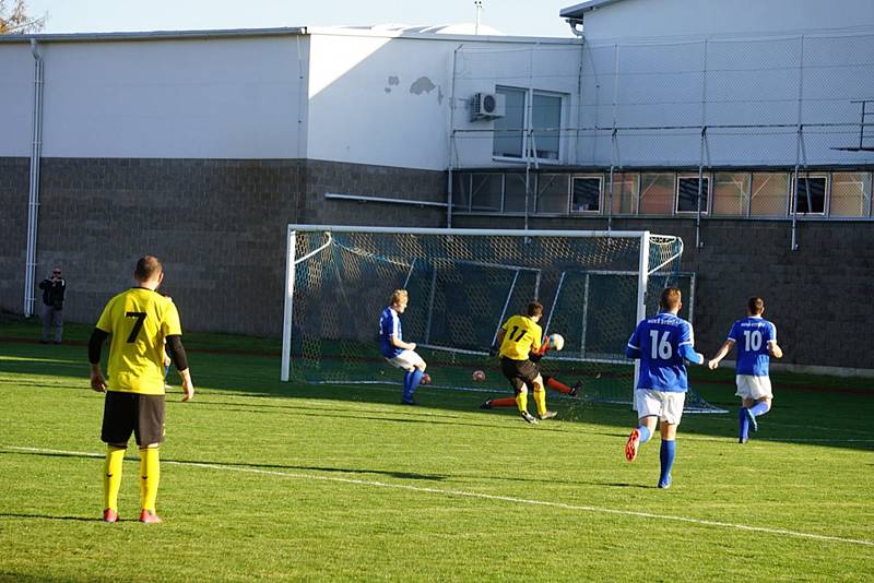 Fotbalisté Nové Bystřice (v modrém) doma nečekaně podlehli Neplachovu a přišli o první místo.