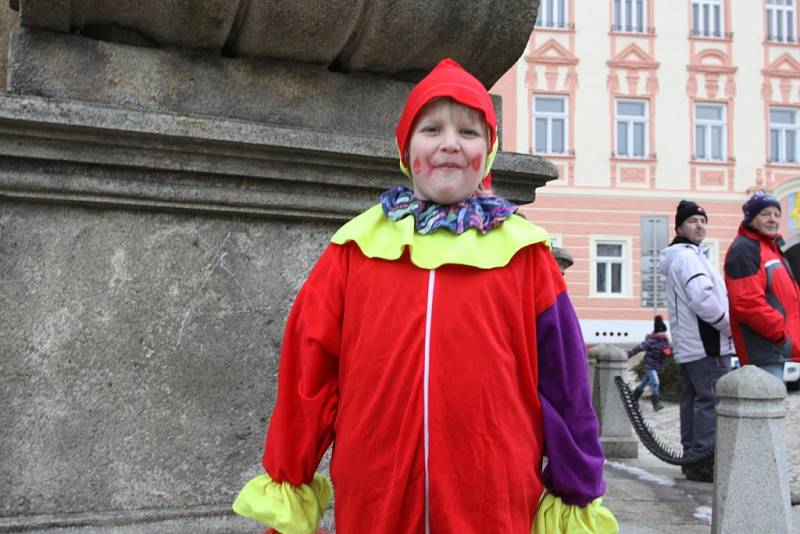 Masopustní průvod centrem Jindřichova Hradce skončil na náměstí Míru, kde se konaly soutěže v pojídání zabijačkových specialit.