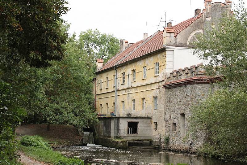 Cyklisté navlečení, lidé v bundách. Takový byl první podzimní den v Třeboni.