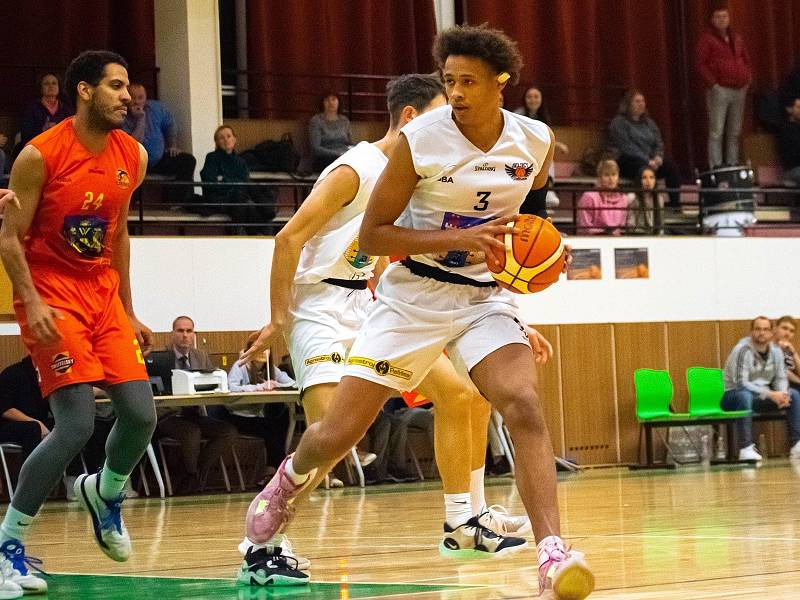 Jindřichohradečtí basketbalisté (v červeném) zvítězili v 12. kole I. ligy na palubovce Pelhřimova 86:50.