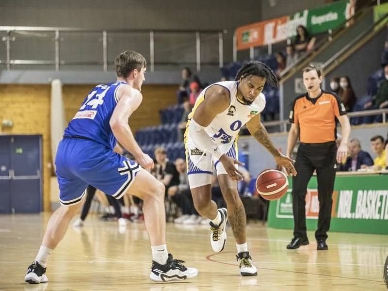 Basketbalisté GBA Fio banky (v bílém) naposledy na domácí palubovce podlehli favorizovanému USK Praha 75:98. Foto: Lukáš Šamal