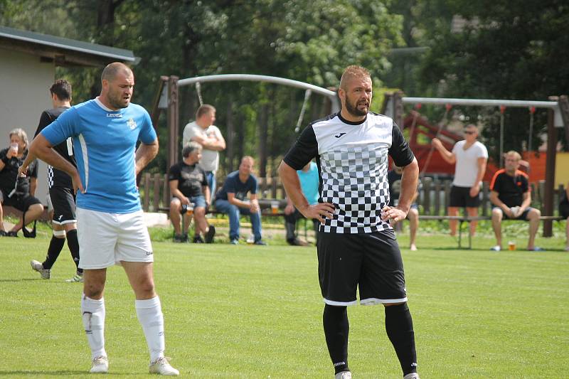 Fotbalisté Buku (v modrém) porazili v místním derby I. B třídy Horní Žďár 3:0.