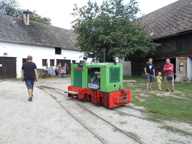 V zahradní železnici jezdí vlak tažený parní lokomotivou.