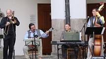 V muzeu Jindřichohradecka se konal Jarní swingový koncert v podání místních hudebníků. Jeho hostem byl i hráč na pilu Vráťa Volenec.