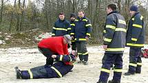 Cvičení hasičů na pískovně v Halámkách.