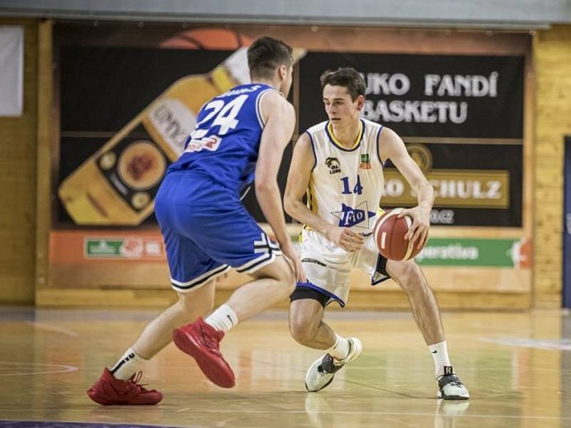 Basketbalisté GBA Fio banky (v bílém) naposledy na domácí palubovce podlehli favorizovanému USK Praha 75:98. Foto: Lukáš Šamal