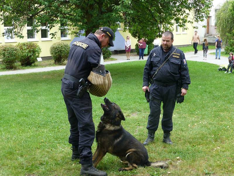 Policejní psovodi Lubomír Ábel, Jan Mol a Petr Lukačovič se svými čtyřnohými pomocníky navštívili žáky školní družiny v areálu 3. základní školy v Jindřichově Hradci.