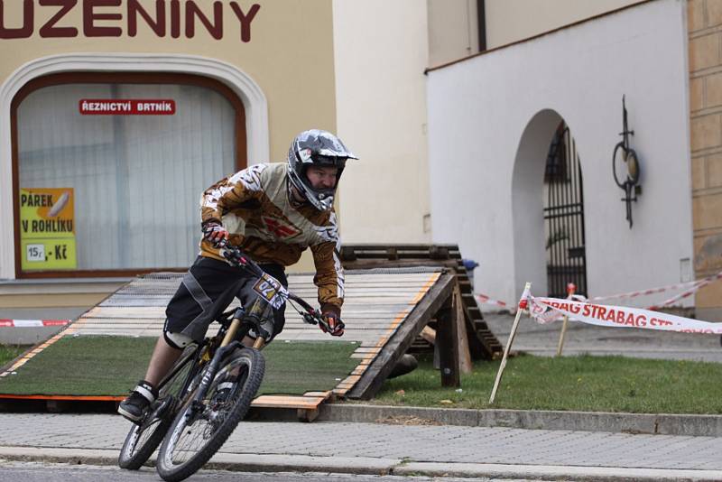 Z jízdy odvážných bikerů, kteří se řítili z dačické věže až na náměstí, se mnohdy tajil dech.