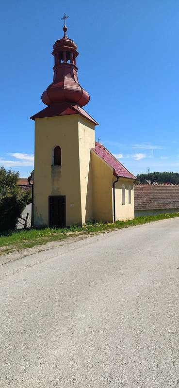 Dominantou Pluhova Žďáru je soukromý zámek. Nedaleko je i Červená Lhota