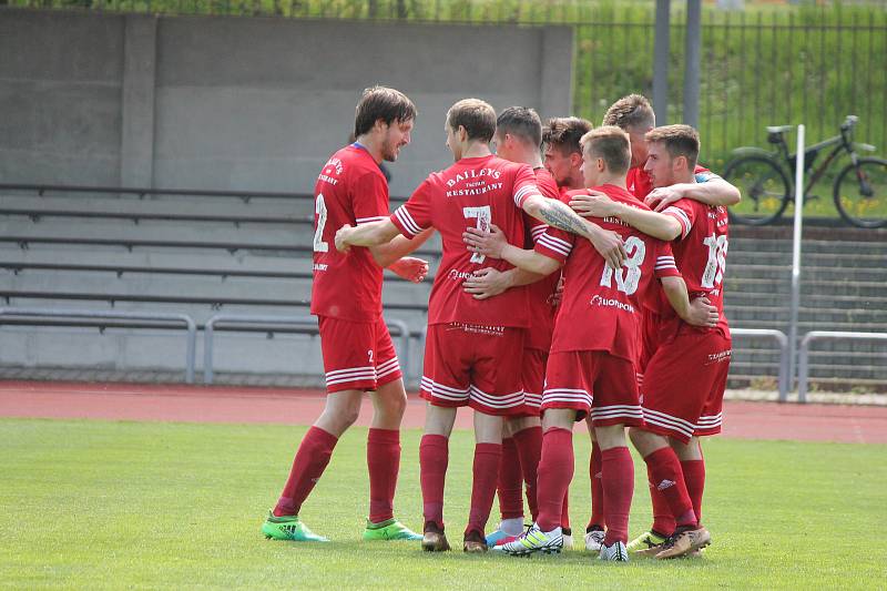 Jindřichohradečtí fotbalisté se o víkendu doma nepředstaví, protože je čeká divizní derby v Čížové. Naposledy však tým od Vajgaru na svém stadionu schytal debakl 0:5 od Tachova (snímky z tohoto utkání).