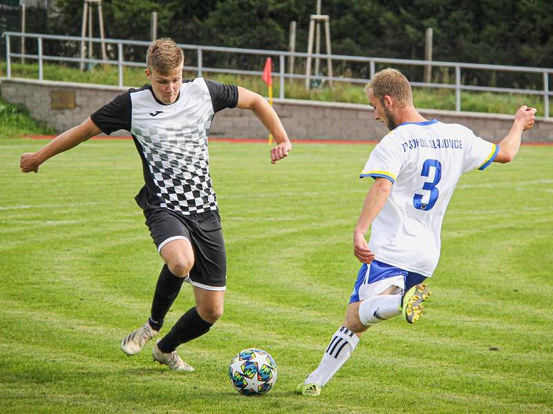 Fotbalisté Slavonic (v bílých dresech) podlehli v šestém kole I. B třídy na domácím stadionu Hornímu Žďáru 0:2.