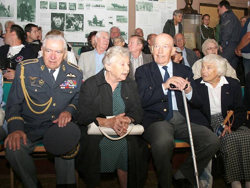 Setkání válečných letců v Deštné. Na snímku je vlevo generál Miroslav Štandera.