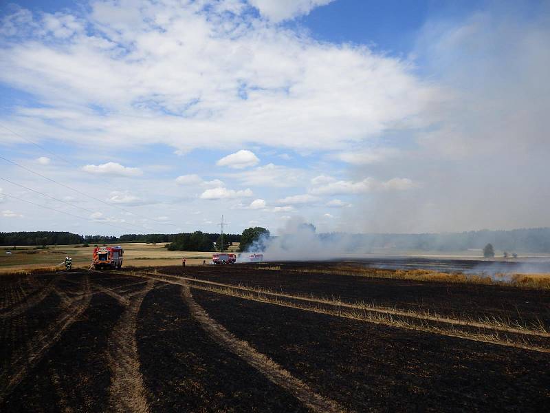 Požár zasáhl 22 hektarů pole.