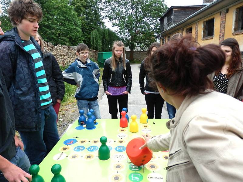 Školáci ve sběrném dvoře v J. Hradci v rámci projektu společnosti Elektrowin.