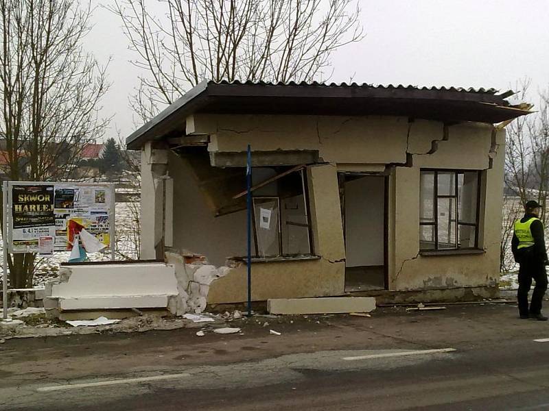 ZASTÁVKA ve Velkém Pěčíně nevydržela náraz nákladního auta a její statika se značně porušila. Bylo nutné ji zbourat. 