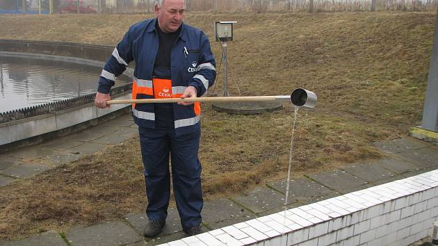 Čistírnu opouští křišťálově čistá voda, jak na snímku ukazuje technik Milan Havlín.