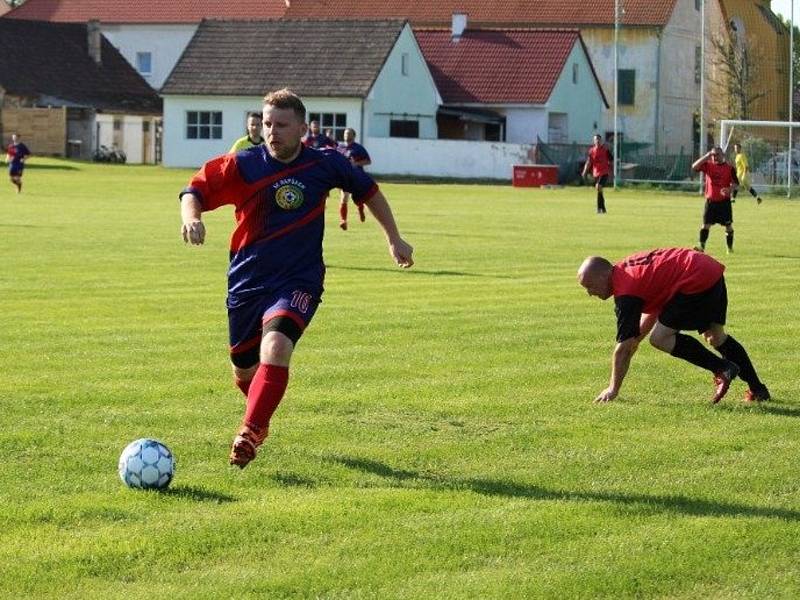 Fotbalisté Rapšachu (v modročerveném) si doma poradili se společným týmem velenického béčka a Nové Vsi, který porazili jednoznačně 4:0.