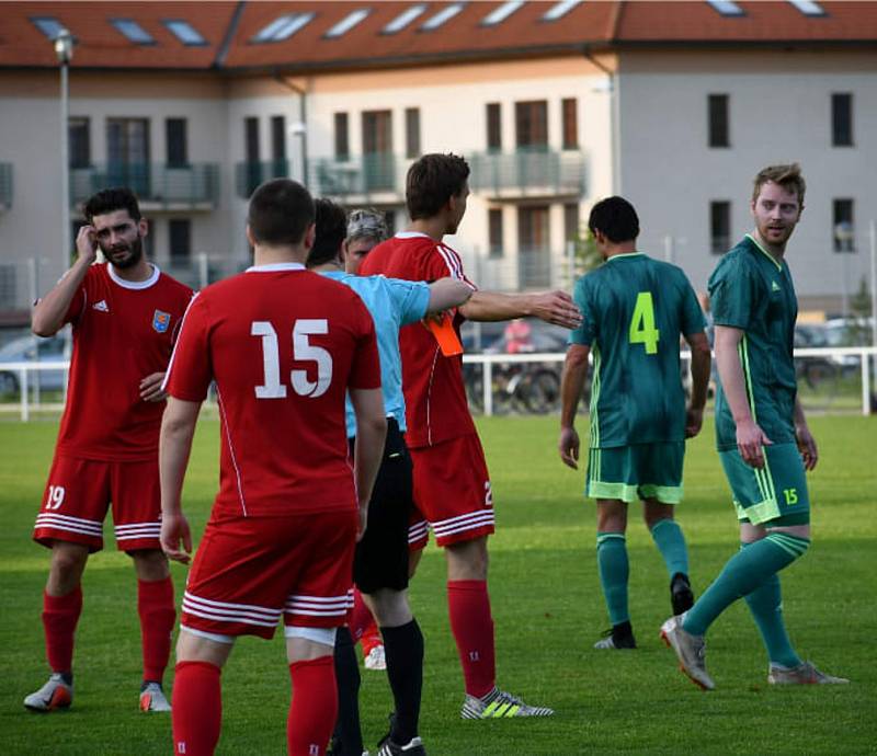 Třeboňští fotbalisté (v červeném) v druhém kole Turnaje přátelství porazili Jankov 3:2. Foto: Michaela Mikešová