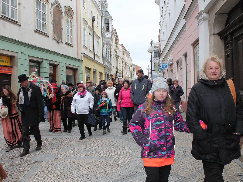 V Jindřichově Hradci může začít jaro. Baráčníci vynesli smrtku z města.