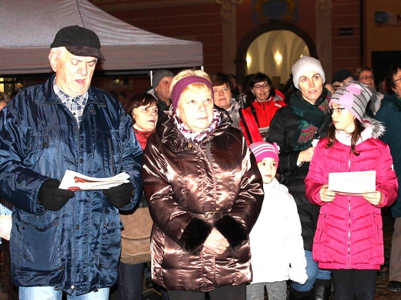 V Jindřichově Hradci si přišlo zazpívat koledy kolem tisícovky lidí. 