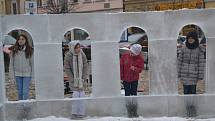 Ledový chrám vyrostl v sobotu v rámci 2. ročníku ledosochání s názvem Sochu! Sochej! Sochejme! na jindřichohradeckém náměstí Míru.