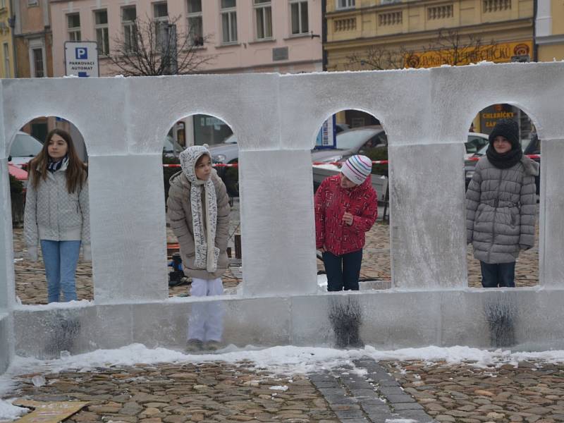 Ledový chrám vyrostl v sobotu v rámci 2. ročníku ledosochání s názvem Sochu! Sochej! Sochejme! na jindřichohradeckém náměstí Míru.