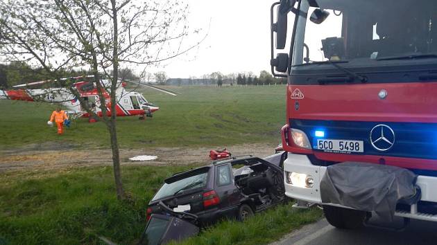 Za Třeboní ve směru na Domanín v úterý ráno havarovalo osobní auto.Zaklíněnou zraněnou osobu vyprošťovali hasiči a odvážel vrtulník letecké záchranné služby.