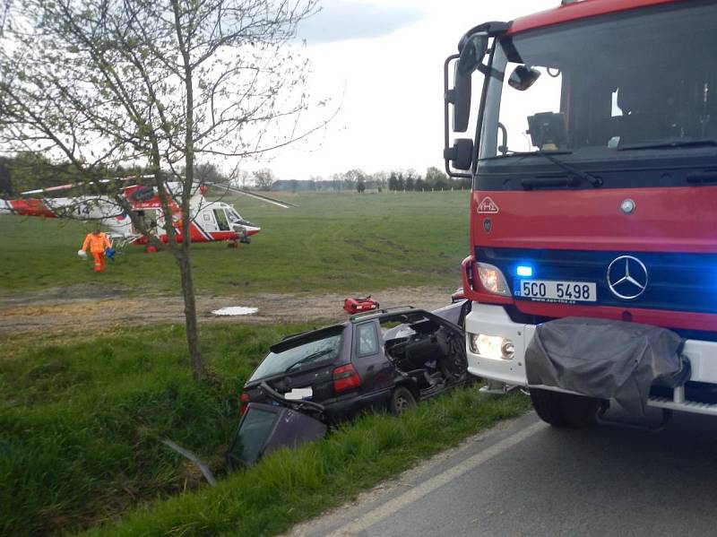 Za Třeboní ve směru na Domanín v úterý ráno havarovalo osobní auto.Zaklíněnou zraněnou osobu vyprošťovali hasiči a odvážel vrtulník letecké záchranné služby.