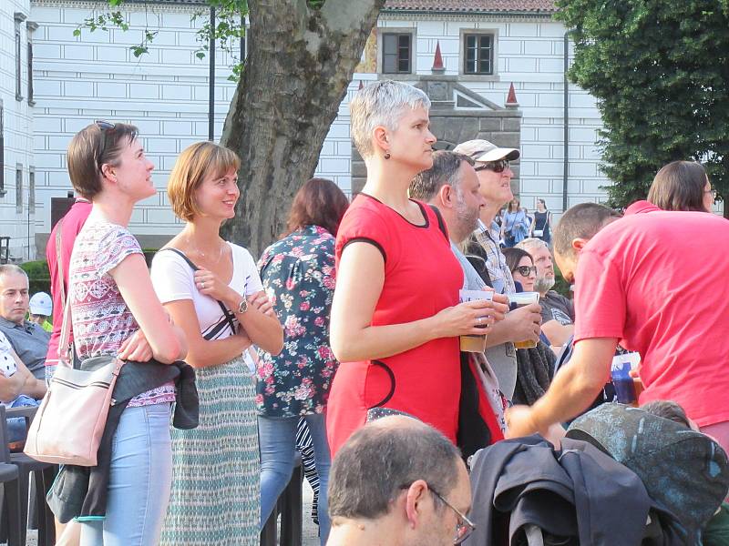 Festival Okolo Třeboně již tradičně zahájil prázdniny, v sobotu 4. července se na zámeckém nádvoří představila zpěvačka Jana Rychterová, kapela Epydemye a Xindl X.