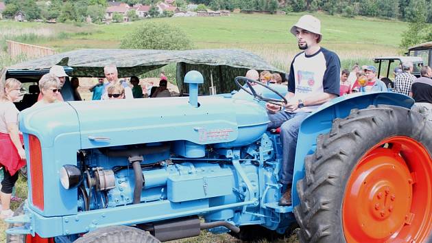 Traktortriáda přilákala do Řečice na Dačicku stovky milovníků traktorů všech značek i stáří.