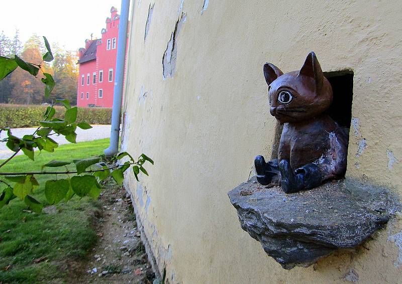 Zámek Červená Lhota má své kouzlo i v podzimních barvách. Návštěvníkům vůbec nevadí, že není rybník úplně plný vodou, ale lodičky jim schází.