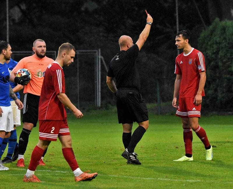 Fotbalisté Hluboké nad Vltavou (v modrých dresech) v dohrávce krajského přeboru zdolali Třeboň 2:1.