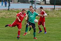 Fotbalisté Chlumu (v červeném) dokázali v 18. kole OP zvítězit na číměřském trávníku 3:2.