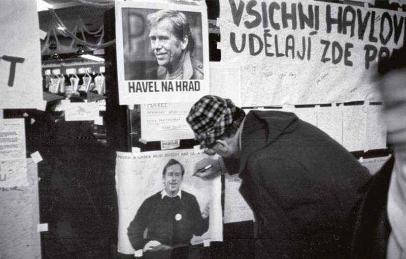 Výstava Záblesky svobody aneb konec 80. let ve fotografiích Miloše Fikejze.