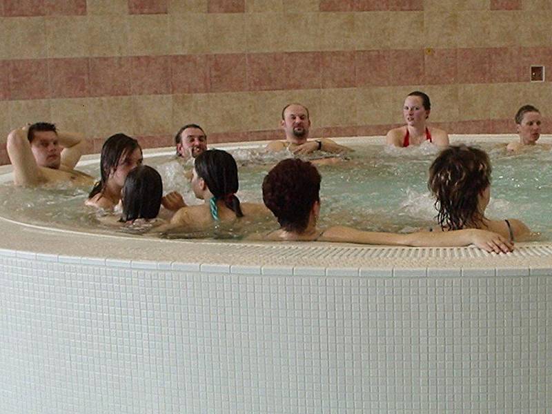 Mladí hasiči z Jindřichohradecka se setkali na plavání v bazénu.