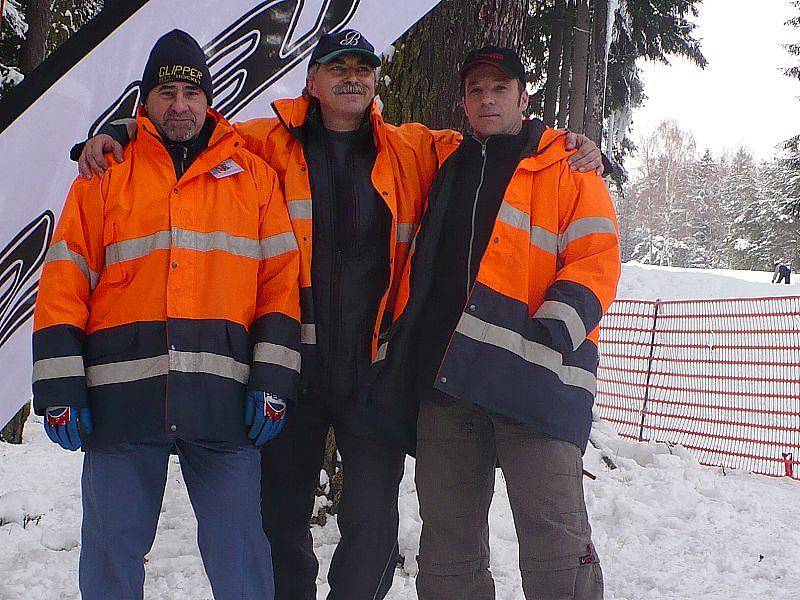 O bezpečný provoz lyžařského vleku se starali vlekaři (zleva): Štefan Fejko, Miroslav Váňa a Zdeněk Michálek.
