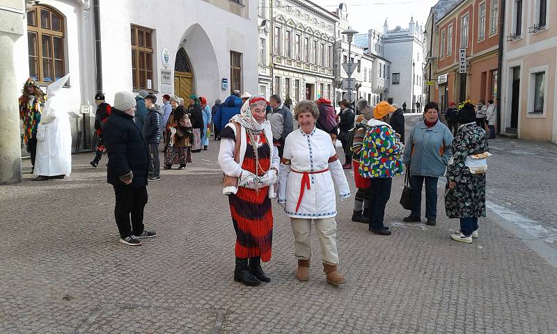 Senioři ve Slavonicích uspořádali tradiční masopustní obchůzku.