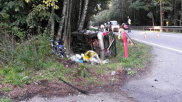 Tragický střet motocyklisty s osobním autem u Rodvínova. 