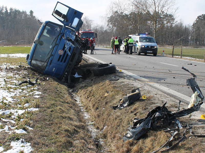 V pondělí se na hlavním tahu z Lomnice nad Lužnicí na Veselí nad Lužnicí, a to u Frahelže střelo osobní auto s nákladní tatrou. Řidič (44 let) v osobní autě zraněním podlehl.