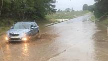 V důsledku silného deště vzniklo na obchvatu Strmilova "jezero".