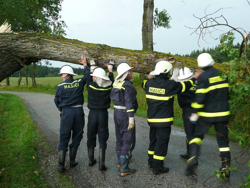 Ničivá bouřka v pátek v podvečer zasáhla celé Jindřichohradecko. Na snímku hasiči odstraňují popadané stromy na silnici popadané stromy na silnicích směr Landštejn, Blato, Pomezí a Klášter.