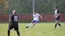 Fotbalisté Slavonic (v bílých dresech) podlehli v šestém kole I. B třídy na domácím stadionu Hornímu Žďáru 0:2.