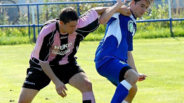 Obránce Tomáš Sláma (vpravo) se postaral o čestný úspěch fotbalistů Třeboně, kteří jinak v divizi na hřišti Doubravky utrpěli debakl 1:6.