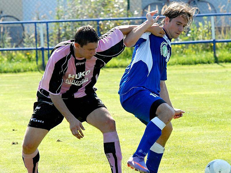 Obránce Tomáš Sláma (vpravo) se postaral o čestný úspěch fotbalistů Třeboně, kteří jinak v divizi na hřišti Doubravky utrpěli debakl 1:6.