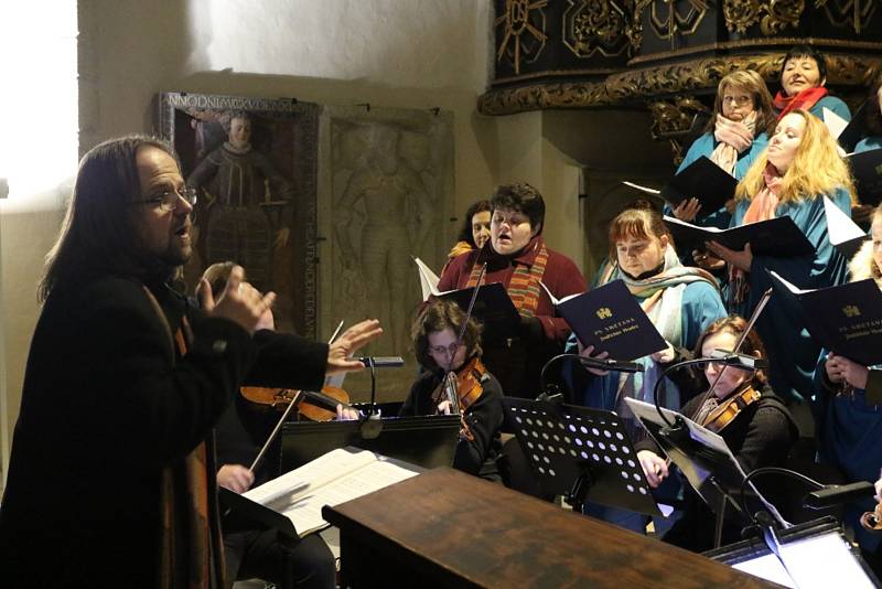 Koncert pěveckého sbotu Smetana naplnil svatojánský kostel.