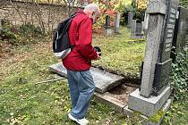 Organizace Otevřená okna zajistila dodatečné uložení ostatků jindřichohradeckého podnikatele Karla Spitzera na židovském hřbitově.