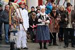 Jihočeský folklorní soubor Úsvit přivezl do Třeboně k masopustní zábavě mečovou koledu.