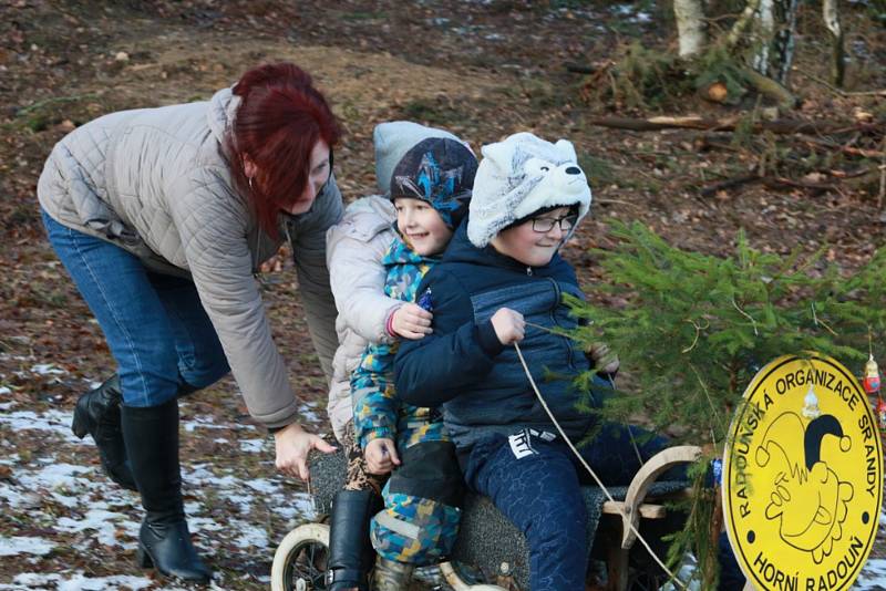 Při silvestrovském sjezdu v Horní Radouni se letos obešli i bez sněhu, vozítka jezdila na kolečkách.